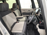 座面も厚みがあり背もたれも高く、広い足元にゆったり座れるシートです。運転席と助手席の間が空いている為、助手席側への移動がスムーズです。交通量の多い道でも助手席側から乗り降りができます。