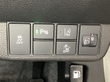 ハンドルの右側にはヘットライトリベライザーとHondaセンシング用のメインスイッチがついています。ヘッドライトリベライザーは道路状況や積荷の加重に応じてライトの高さを調節できます。
