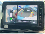 アラウンドビューモニターです。4つのカメラからの映像を合成・処理することで空から見下ろすような視点で周囲を確認でき、駐車時のクルマの位置確認がスムーズになります。
