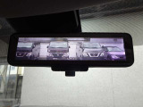 【スマートルームミラー】後方の映像を高精細モニターに映し出し、荷物や乗員で視界が遮られても安全に確認可能。夜間や雨天でもクリアな視界を確保する先進装備です。
