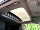 【サンルーフ】開放感たっぷりの希少装備、サンルーフが装着されています!車内に明かりを取り入れたり景色を楽しむ以外にも、車内の空気も簡単に換気できて快適です!