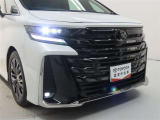 高輝度で点灯速度が速く、しかも消費電力の少ないLEDヘッドライトが装備されています!LEDの明るい光が走行中の視界の確保をサポートして、夜のドライブがより楽しく安全に運転できます♪