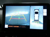 【全周囲モニター】車を上空から見下ろしたような映像をカーナビ画面に映し出し、車庫入れや縦列駐車をサポートしてくれます。