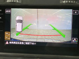 ギアをリバースに入れると車両後方の映像を映し出します。画面にはガイドラインが表示され、車庫入れや縦列駐車などの際に安全確認をサポートします。
