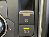 【サイドブレーキ・AUTOHOLD】停車中にブレーキペダルから足を放しても、ブレーキを自動的に制御して、車両の停車状態を保持する機能です。信号待ちなどの停車時に運転者の負担を軽減します。