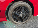 215/50R17インチタイヤ&アルミホイルが装着されています。