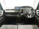 ◆インテリアパネル◆視界広々で非常に運転しやすくロングドライブでも疲れを感じさせないすっきりとまとまったインパネ周りです。