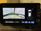 リバースギアに入れるだけで後方の表示へ切り替わります。夜間や雨の日の駐車も楽になりますよ。