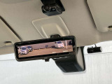 スマートルームミラー 後席に人が乗ってるときルームミラーが見えにくかったり、雨の日や夜間など後方確認がしにくいときにカメラオンで後方視界すっきり。 オフにすれば通常のミラーとしても使えます。
