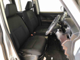 運転席の座面高さを調整できるシートリフターが付いています。