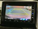 リバースギアに入れるだけで後方の表示へ切り替わります。夜間や雨の日の駐車も楽になりますよ。