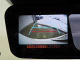 バックカメラが付いているので後方確認が非常にしやすいです。今や運転初心者も熟練者も必須装備!ついていて損はないですね♪
