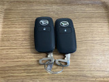 【スマートキー】 スマートキーを携帯していれば、ドアハンドルのボタンを押すだけでロックの解除ができます。