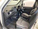 車両が揺れた時に掴まる手すりがございます。