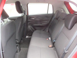 リヤシートも全車消毒済み。足元も広々。ドアには小物を収納できる便利な【リヤポケット】付。