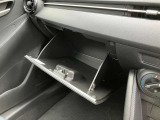 車検証なども収納できる大型のグローブボックスは、使い勝手もよく役立ちます!