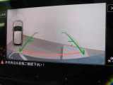 ギアをリバースに入れると車両後方の映像を映し出します。画面にはガイドラインが表示され、車庫入れや縦列駐車などの際に安全確認をサポートします。