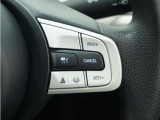 ◆アダプティブクルーズコントロール◆予め設定した車速内でクルマが自動的に加減速。前走車との適切な車間距離を維持しながら追従走行します。【LKAS】車線維持支援システムでステアリング操作を支援。