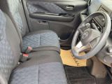 運転席まわりです。実際に座ってみて、乗り心地を体験してみてください,視界も良好です