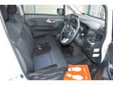 ☆ベンチシートになっておりゆったりと運転をすることができます!