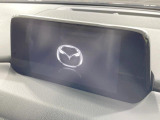 【マツダコネクトナビ】車内の雰囲気にマッチした一体型タイプのナビ。各種車輌設定やBluetooth再生等、様々な機能が楽しめます。直感的なダイヤル操作が可能で、使い勝手も良好です。