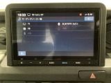HondaCONNECT対応の便利なナビディスプレー。お持ちのスマートフォンと連携して、ナビやBluetoothでの音楽再生が可能です。デザインはもちろん、操作性も良好です。