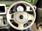 インテリアに合わせたデザインのステアリングは、運転される方のことも考え、運転しやすい形状、大きさです。是非一度、実際に触ってお確かめください。