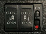 【両側パワースライドドア】両側がパワースライドドアになっており、運転席のスイッチやスマートキーでも開閉が可能です!開口部も広いので乗り降りも楽々♪