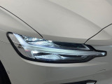 【LEDヘッドライト】明るく眩しいハイビームを先行車や対向車に照射しないオートハイビームを備えたLEDヘッドライト。北欧神話に登場するトールハンマーをモチーフにした、一目でボルボとわかるデザイン。