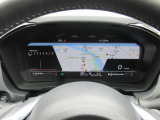 運転に必要な情報をグラフィカルに表示し、少ない視線移動で瞬時に認識できる先進的な液晶メーター。こちらはナビゲーション情報と連携する「地図画面」になります。