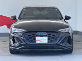 Audiの象徴であるシングルフレームグリルをよりワイドで低くシャープなデザインとすることでワイド&ローのフォルムを協調しています。