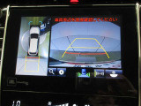 車両を上から見たような映像をナビ画面に表示するパノラミックビューモニター。