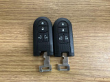 【スマートキー】 スマートキーを携帯していれば、ドアハンドルのボタンを押してロックの解除ができ、パワースライドドア(左側)もワンタッチで開閉できます