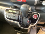 自然に手が届き、操作性の良いインパネシフトに、パーキングブレーキはフットブレーキタイプなので、運転席と助手席の間はすっきりしています。