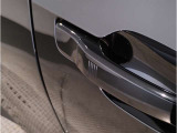 【デザインとの融合】BMWデザイナーが創り出したボディデザインを損なう事のない様に配置とデザインに拘っています。ドアノブについてもBMWの拘りに妥協はありません。