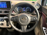 インテリアに合わせたデザインのステアリングは、運転される方のことも考え、運転しやすい形状、大きさです。是非一度、実際に触ってお確かめください。