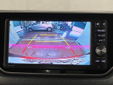 【バックカメラ】 駐車時に車両後方の様子を見ることができるので、運転の不安を軽くします。