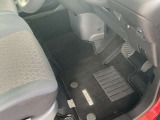純正フロアカーペット付きです。社外品とは違い、マットのズレも少なく安全に運転できます。