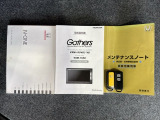 スマートキーは鍵をバッグに入れたままでもドアロックの開閉やエンジンのON・OFFができます。夜間や雨の日も鍵を探さなくて良いので便利です。