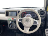 運転席まわりです。 各操作スイッチは使いやすい位置に配置されてます。