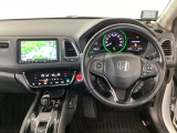 【ハンドル】運転にかかわる様々な操作を安全に行えるように視点移動が少なく操作性に配慮されたスイッチ類が凝縮されたコックピットです。