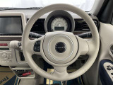 快適な操作性の運転席、ハンドルも綺麗に清掃済みです!もちろん安全を守るエアバッグも装備しているので安心してお乗りいただけます(^^)