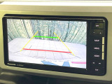 【バックカメラ】駐車時に後方がリアルタイム映像で確認できます。大型商業施設や立体駐車場での駐車時や、夜間のバック時に大活躍!運転スキルに関わらず、今や必須となった装備のひとつです!