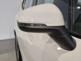 【BMWミラー】視認性の高いスタイリッシュなミラー。自動防眩機能も付いており夜間のドライビングをサポートします。
