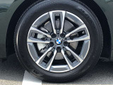 BMW純正17インチホイール。洗練されたデザインで、足元の個性を引き立てます。