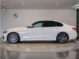 【拘りのFR】BMWが多く採用するFR車。ダイレクトでスポーティな加速感・シャープなハンドリングを実現。縦置きエンジンレイアウトにより、フラットで上質な乗り味です。