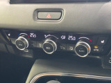 【左右独立型フルオートエアコン】運転席と助手席でそれぞれお好みの温度に設定可能。同乗者にも配慮した、快適な空調をお届け致します。
