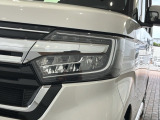 LEDヘッドライトは、点灯の瞬間から最大光量を発揮し、突然暗くなるトンネルなどでの安定感を高めます。