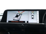 サイドクリアランスビュー表示中に、旋回時の運転操作に合わせて自動で車両を斜め後方から見たような映像を表示。