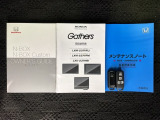 スマートキーは鍵をバッグに入れたままでもドアロックの開閉やエンジンのON・OFFができます。夜間や雨の日も鍵を探さなくて良いので便利です。